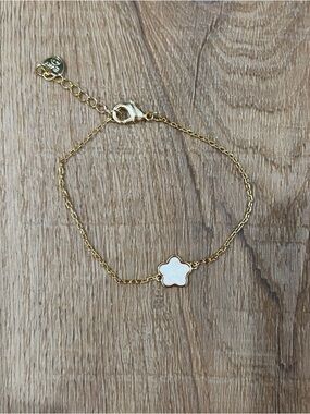 NEW⭐️Gold Chain Bracelet with White Four-Leaf Flower Charm